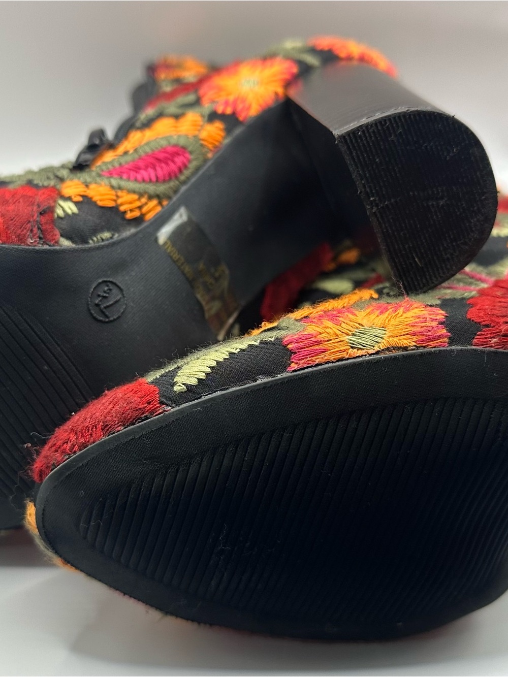 Wild Diva Lounge Floral Embroidered Velvet Ankle Booties Size 7.5 - Picture 6 of 7